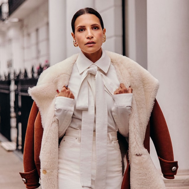 TRES CIUDADES Y UN ESTILO
Beirut, París y Londres han formado parte de su vida y su influencia ha calado enormemente tanto en su personalidad como en su visión de la moda. La protagonista lleva total look, de Loewe; zapatos, de Stella McCartney, y pendientes, de Zara.