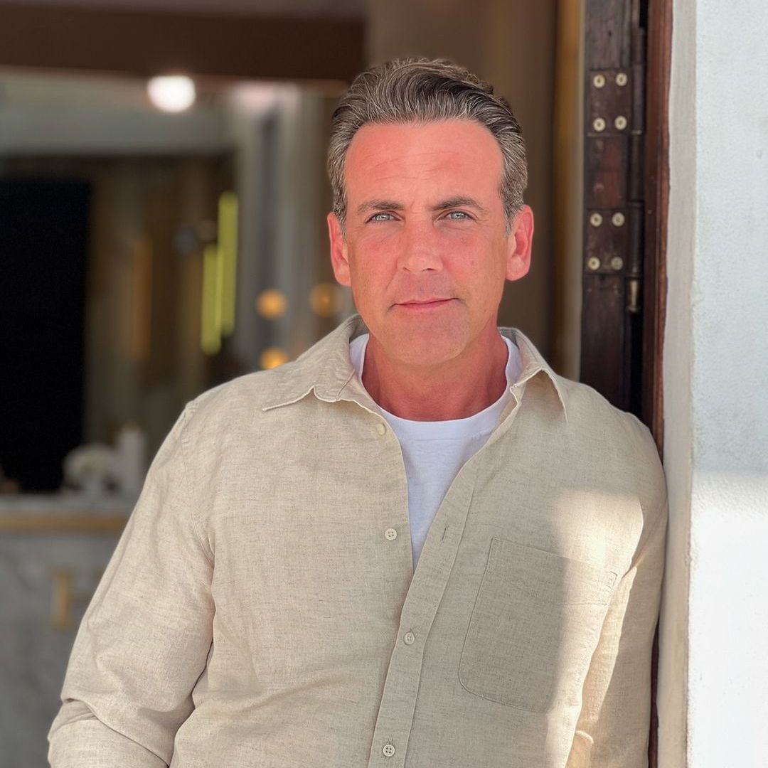 Carlos Ponce comparte orgulloso su encuentro con Jennifer Aniston
