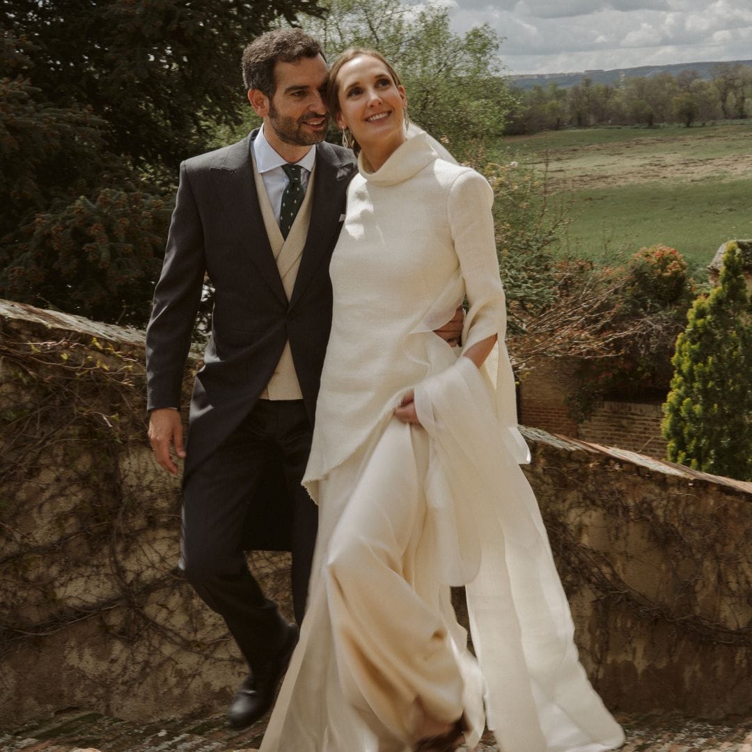 Un dos piezas de jersey y falda y pendientes art déco: el look nupcial de Teresa para su boda en Madrid