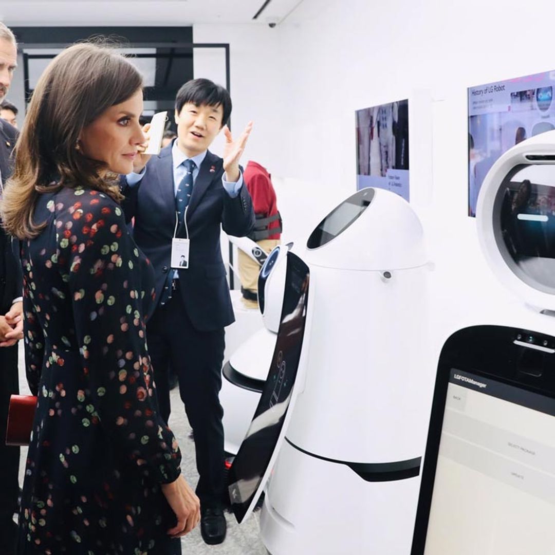 Entre robots y jóvenes españoles, así ha finalizado el viaje de los Reyes por Corea