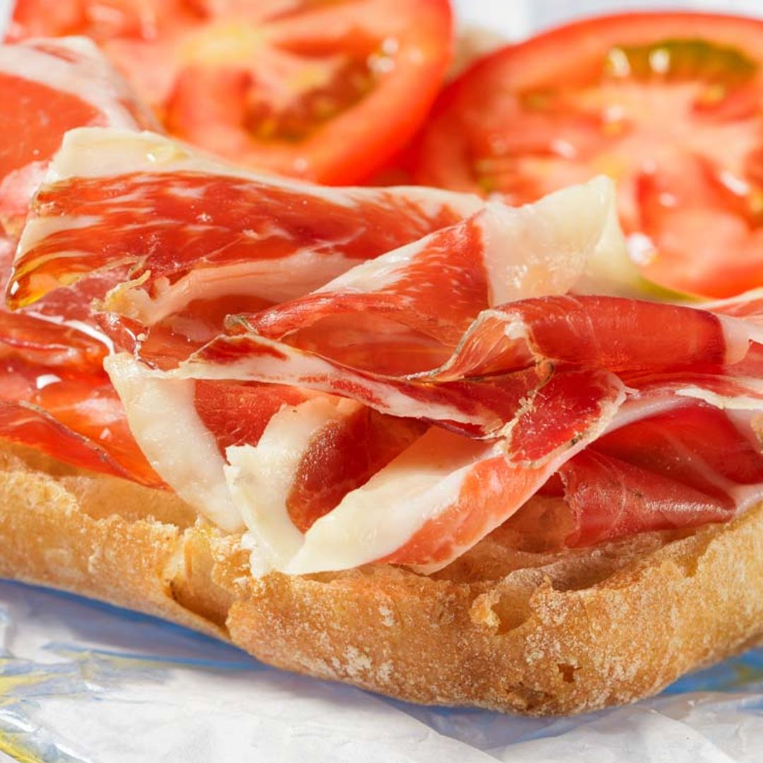 Chapata mini de jamón con tomate