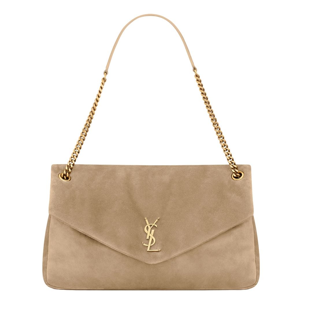 Bolso de ante con solapa (2.950 €), de Saint Laurent