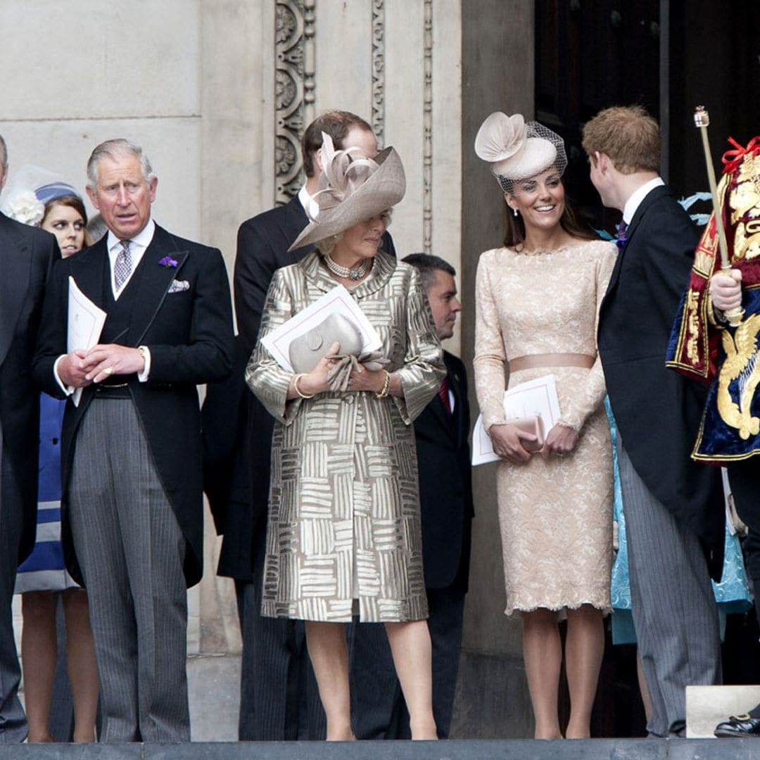 De los 'gin-tonics' de la Reina Madre al peluche de Carlos III: las curiosidades de los Windsor, confirmadas por Harry