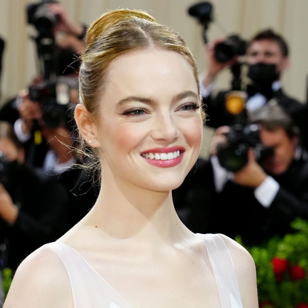 El estilo singular y minimalista de la actriz Emma Stone, estrella de la alfombra roja