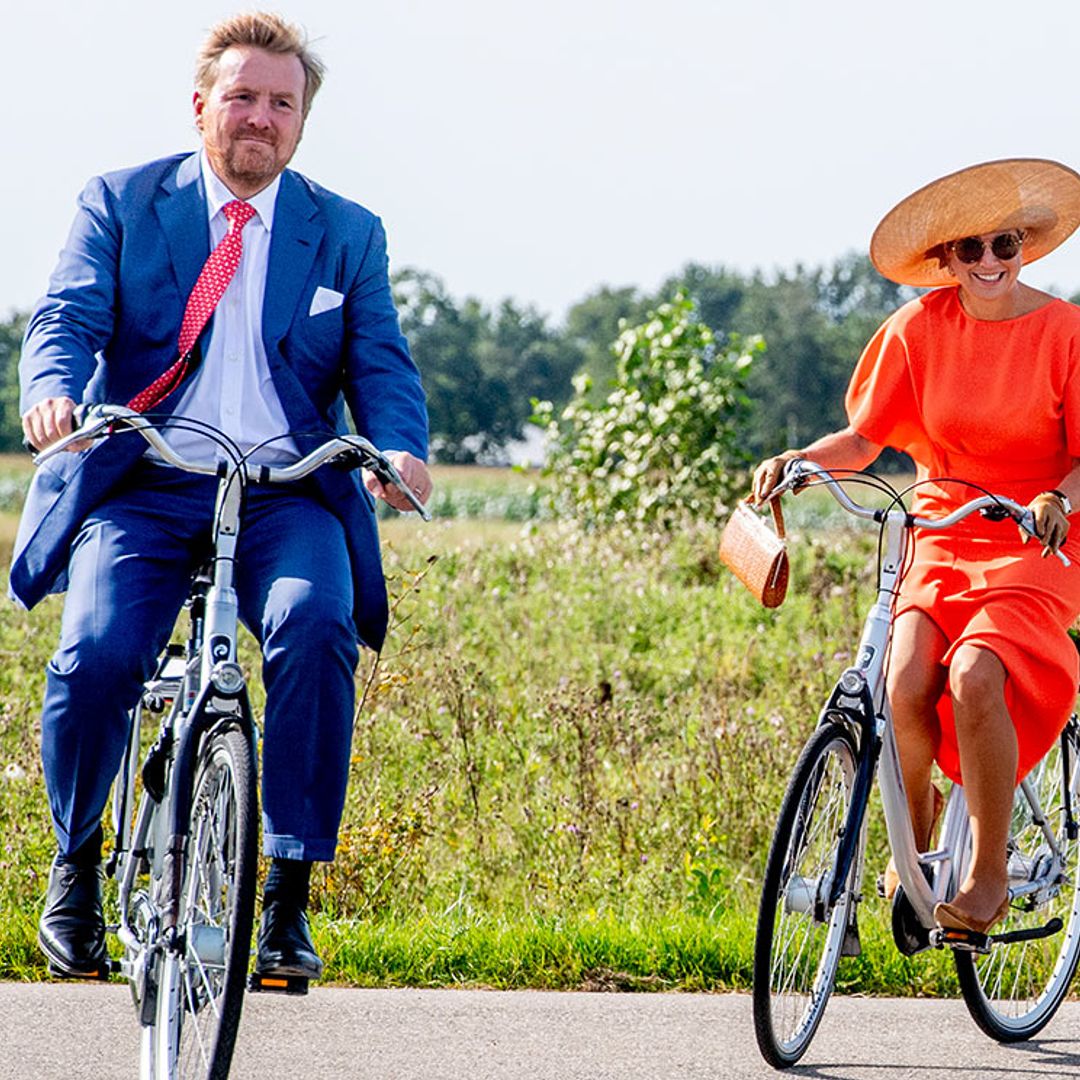 ¡Más difícil todavía! Máxima de Holanda con taconazo, bolso y pamela en bicicleta