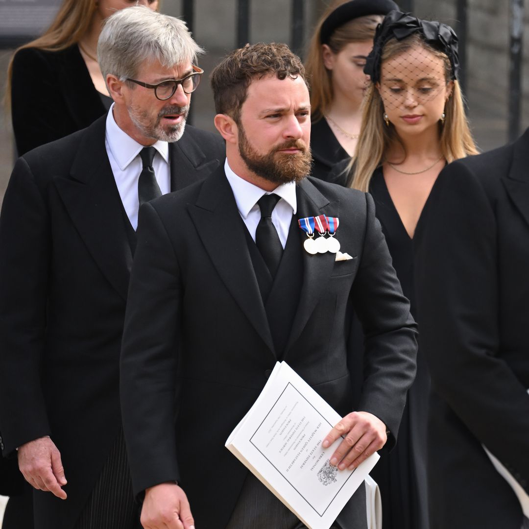 Quién es Lord Downpatrick, el Windsor excluido de la línea sucesoria que recibe una herencia clave de su abuela