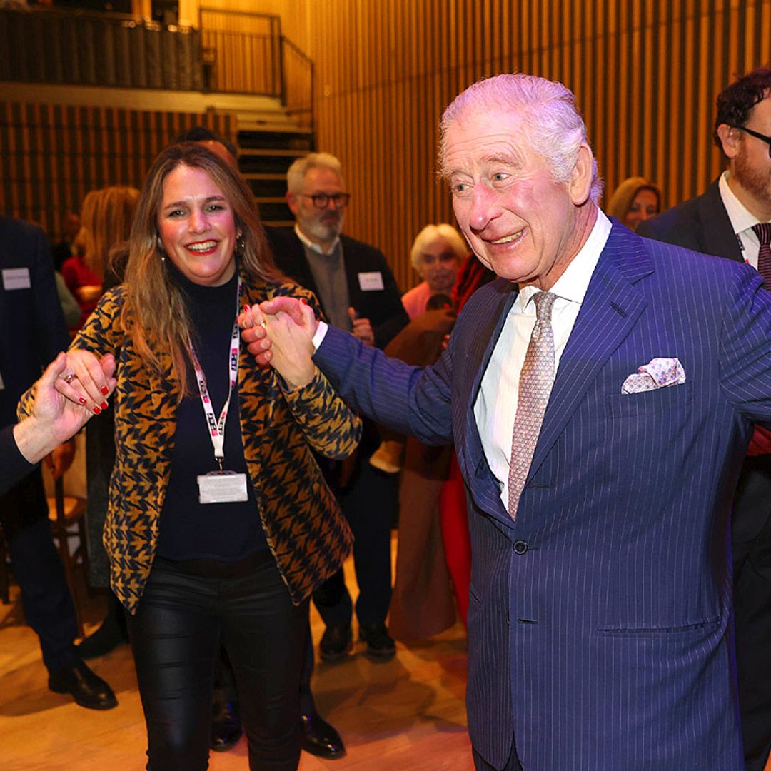 Carlos III no pierde la sonrisa a pesar del huracán de los Sussex y se lanza a bailar