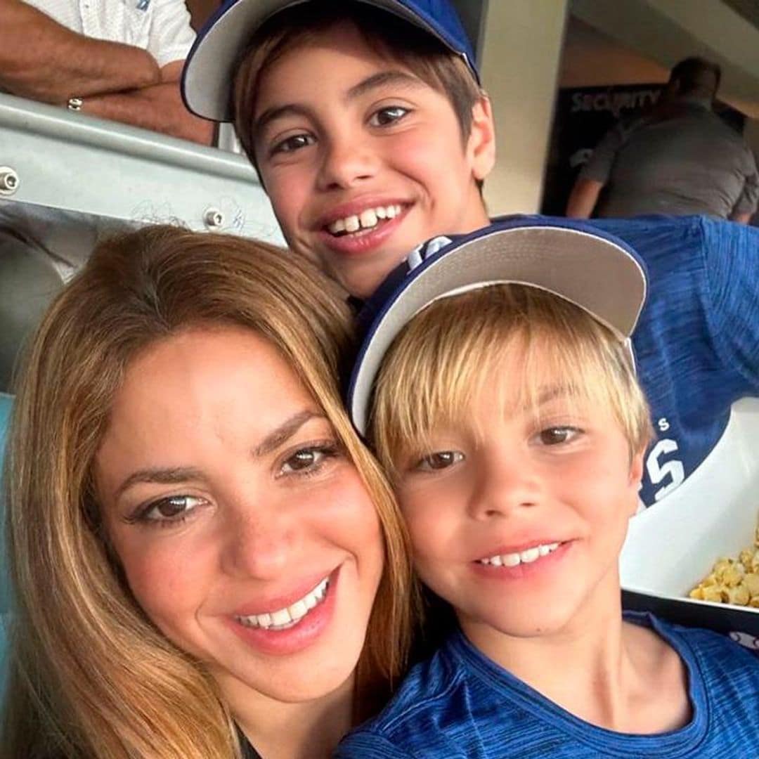 A todo pulmón, Shakira canta música ranchera con sus hijos en un partido de béisbol