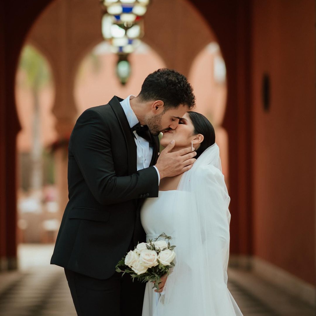 Isa Pantoja vive un aniversario de boda agridulce con Asraf Beno, lejos de él y sin olvidar la ausencia de su madre