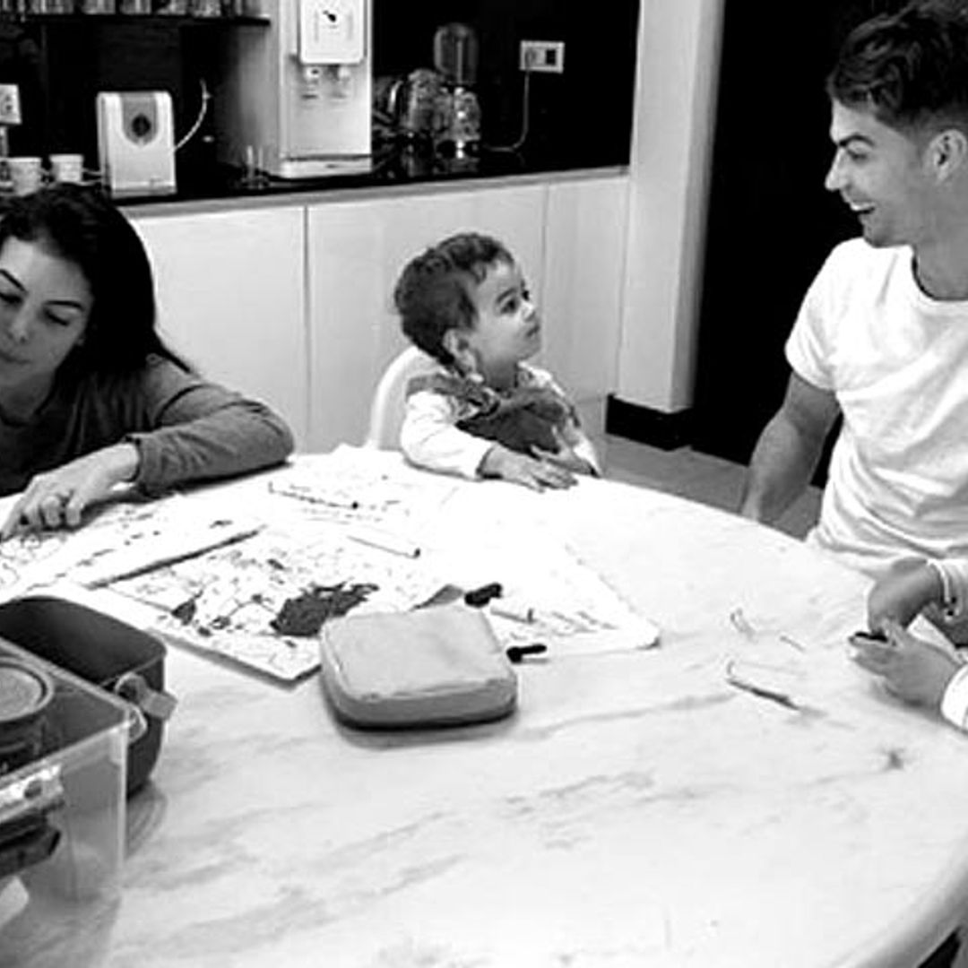 Georgina Rodríguez y Cristiano Ronaldo, los mejores (y más amorosos) maestros para sus niños