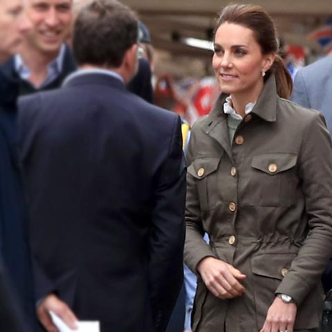 Fiel a su fórmula favorita: Kate recupera su imagen más juvenil con calzado plano