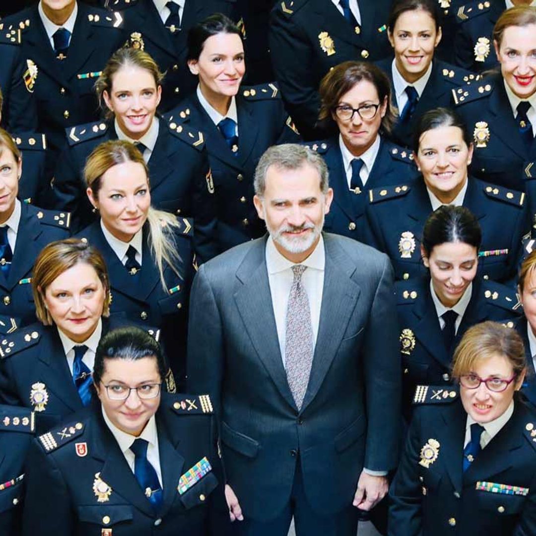 El Rey apoya la igualdad rodeado de mujeres policías