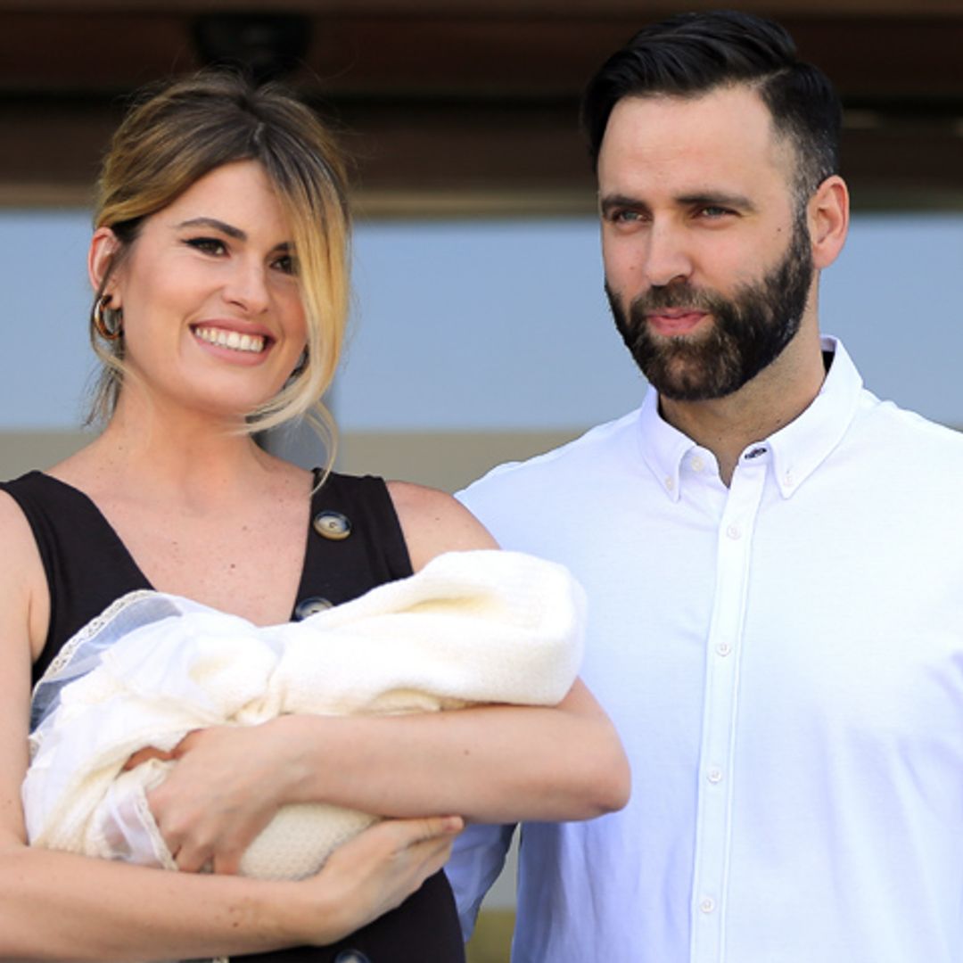 Adriana Abenia sale del hospital con una sonrisa y su hija Luna en brazos