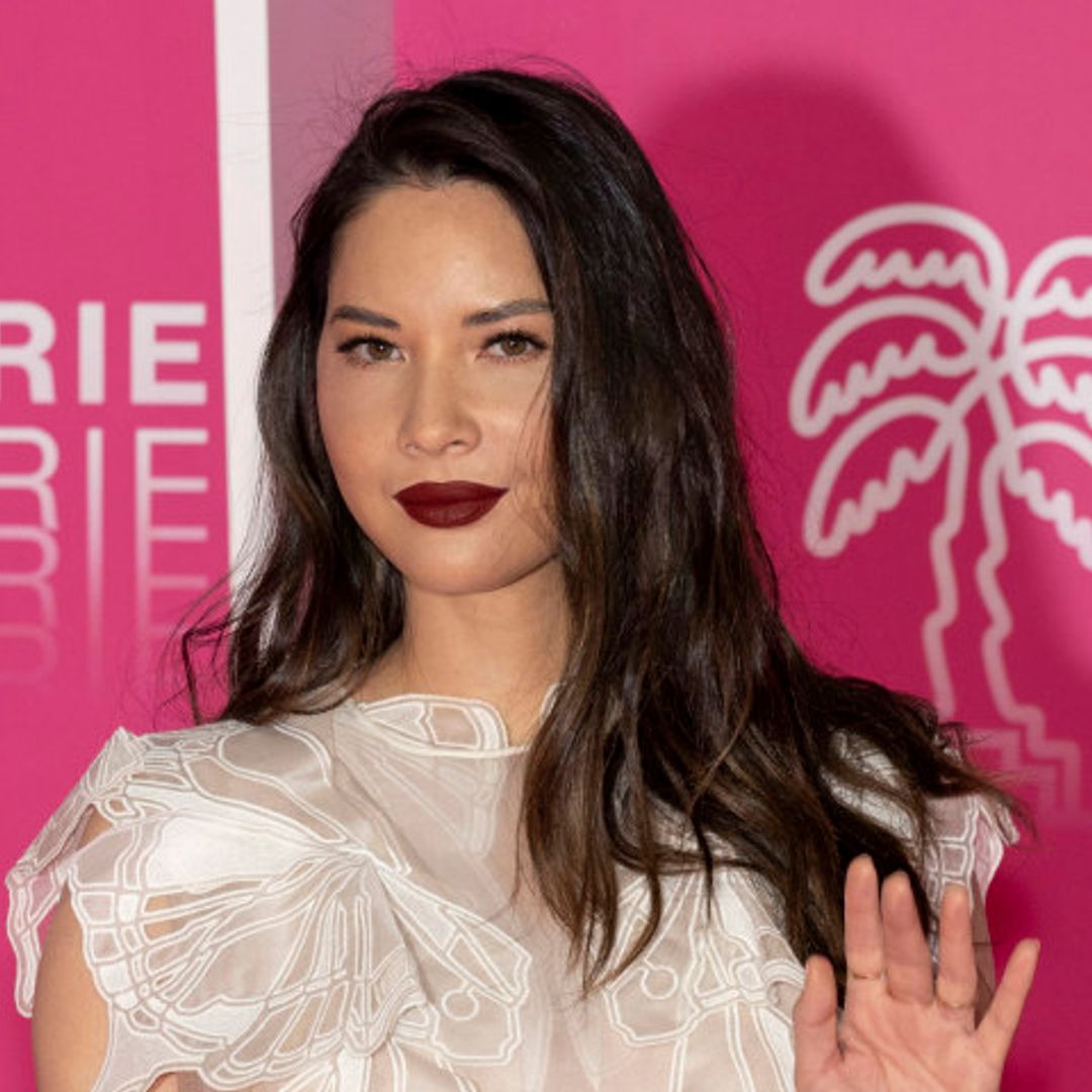 ¿Elegante con un vestido corto y transparente? Sí, como Olivia Munn en Cannes