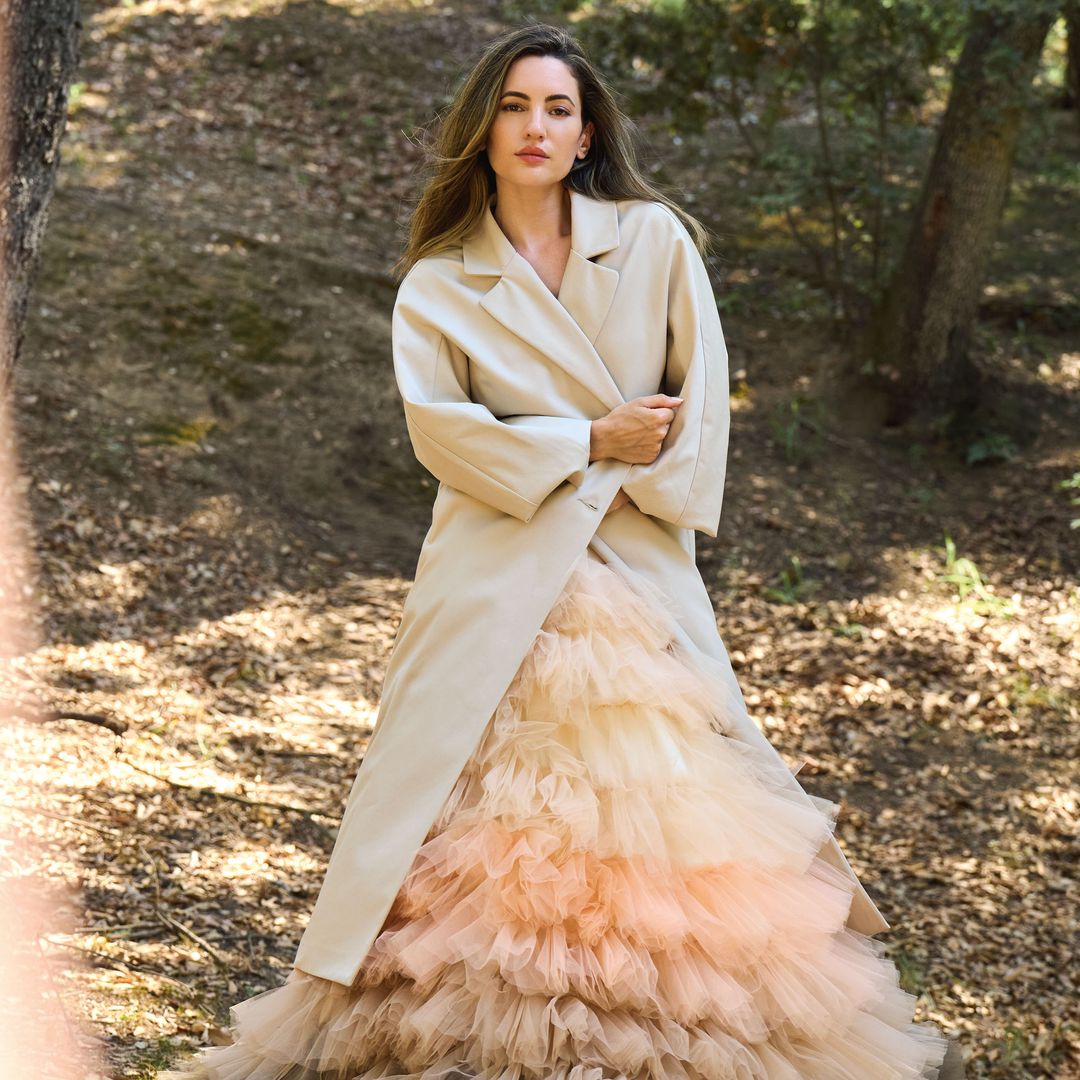 Entrevistamos a Ivana Baquero: "Vivir experiencias tan únicas como aprender a luchar con espadas o montar a caballo es de las cosas que más me divierten de mi profesión"
