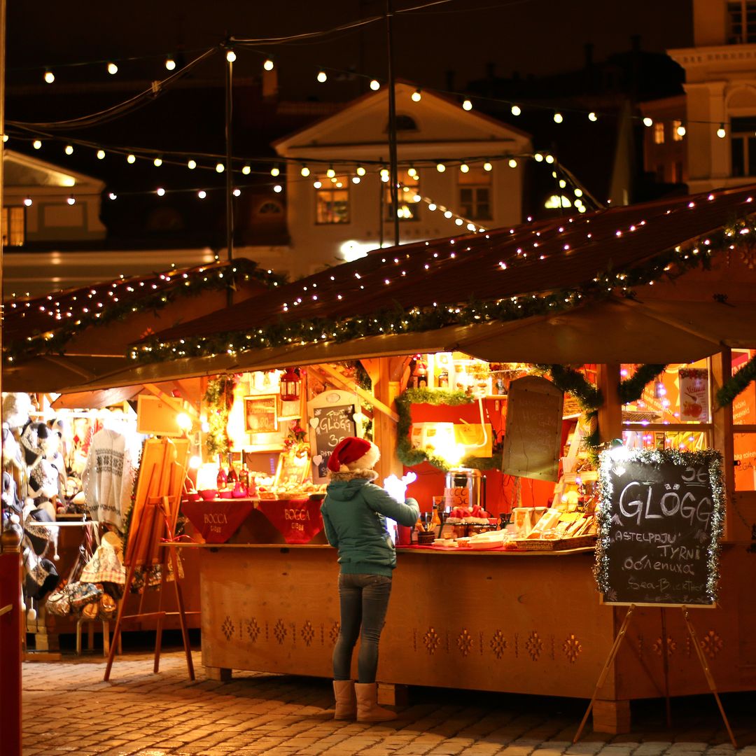 Mercado de Navidad de la plaza del Ayuntamiento de Tallin, Estonia