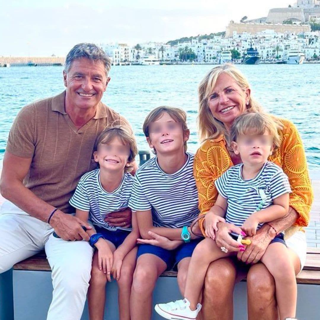A sus 60 años, Michel González ejerce de superabuelo con sus tres nietos en las vacaciones