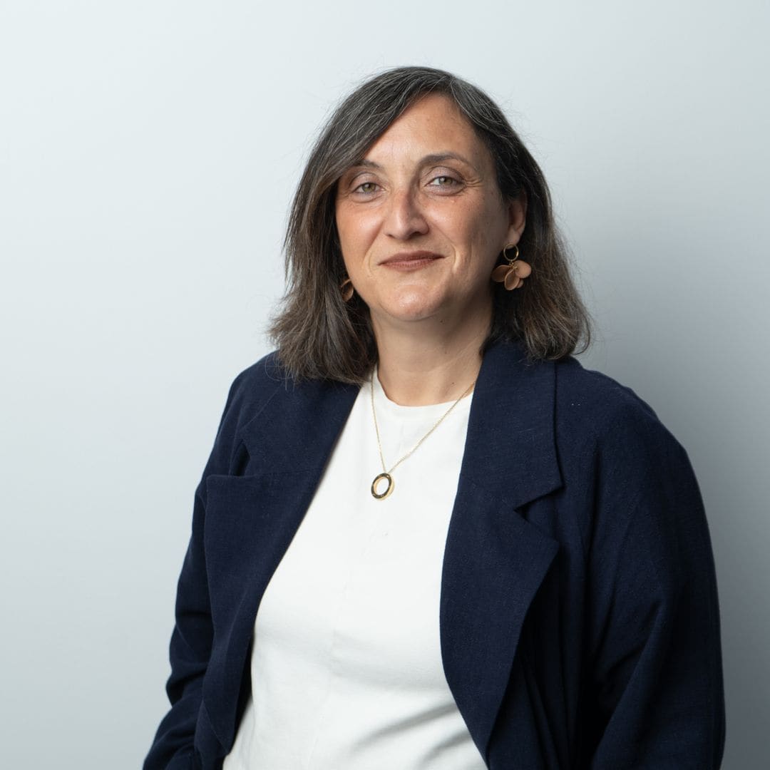 María Zabala, experta en educación digital: "Si tu hijo te pide un móvil por Navidad, lo mejor es evitarlo. Para un menor, el móvil no debe ser un regalo que llega envuelto"