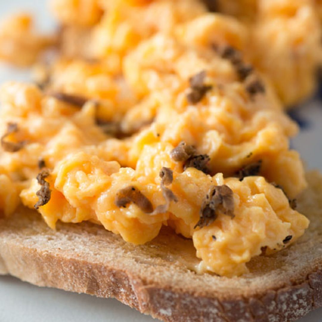 Huevos revueltos con mozarela, trufa y parmesano