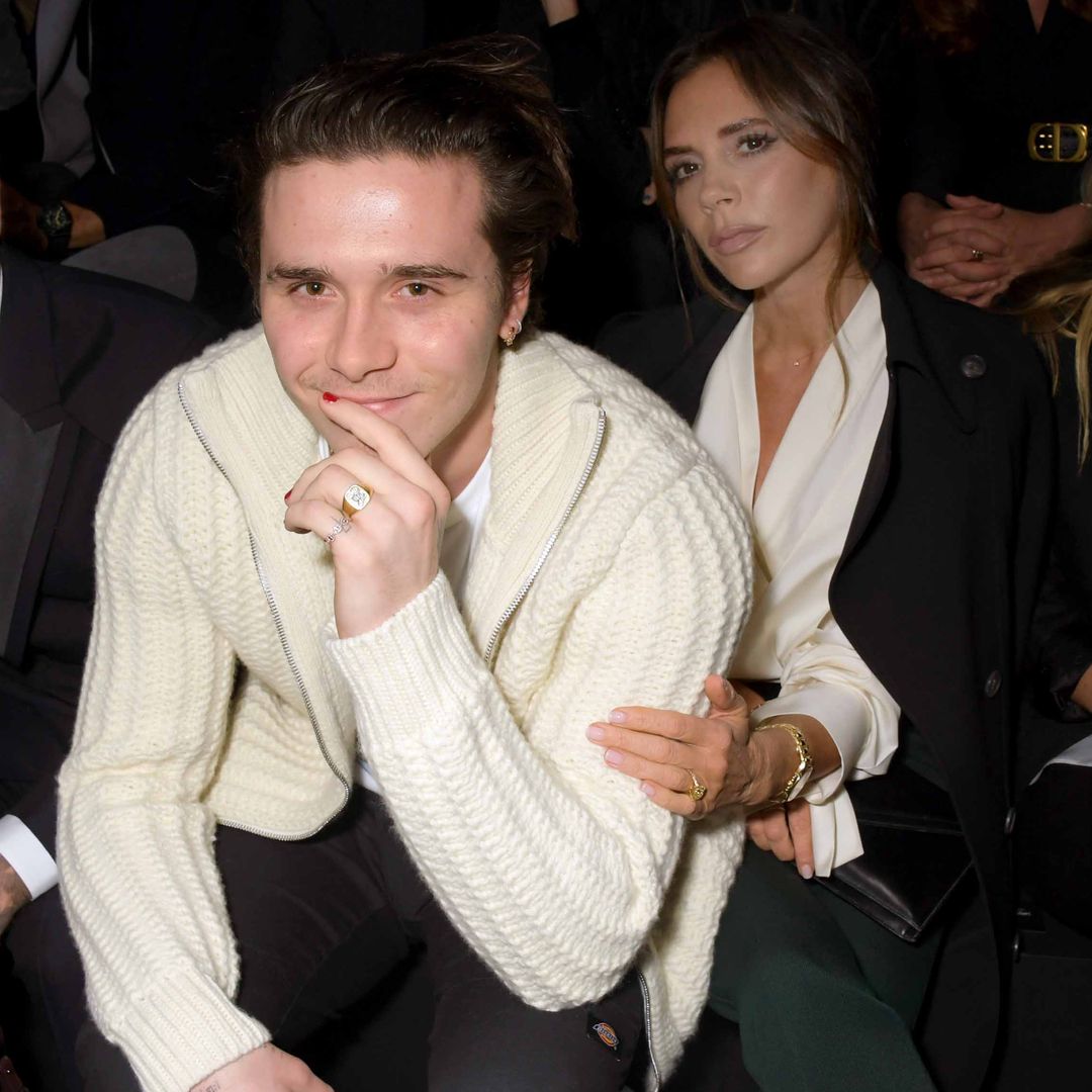 Brooklyn Beckham y su reacción al escuchar el nombre de su madre en plena alfombra roja