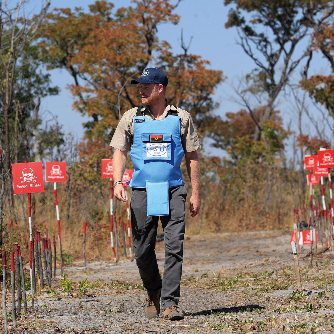 Harry siguiendo los pasos de su madre, en un campo minado en Angola, el pasado julio. Un viaje que ha podido marcar un cambio de rumbo en la relación con el Rey Carlos III