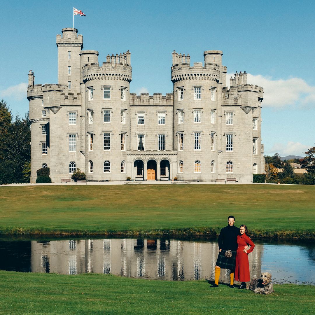 El barón Cosmo Linzee Gordon y su mujer nos reciben en el majestuoso castillo de 'The Queen': 100 habitaciones, pasadizos secretos y una sala intacta desde 1890