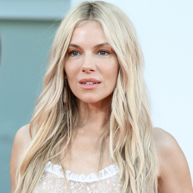  Plano medio de Sienna Miller con vestido de encaje con transparencias