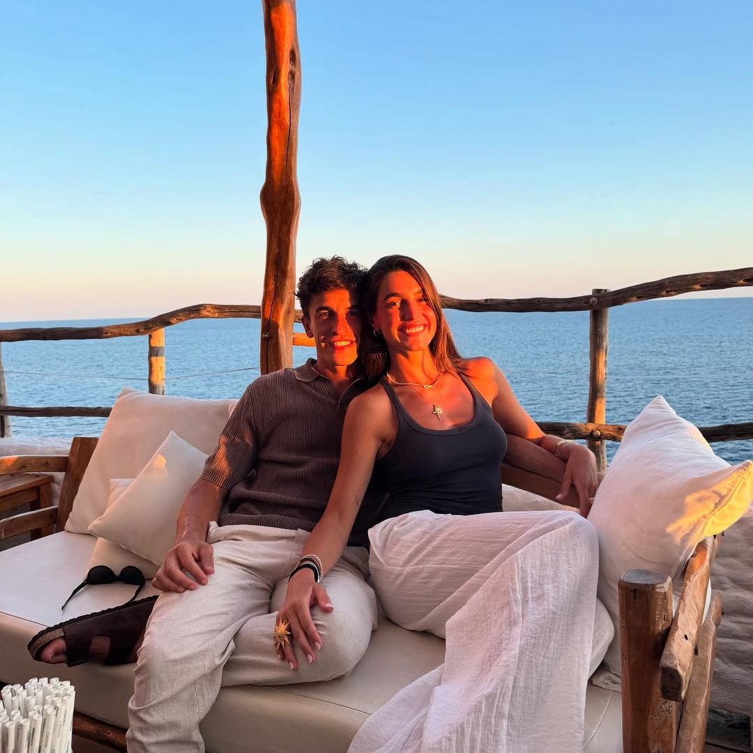 Cuerpos de escándalo y atardeceres rosados: las relajantes vacaciones de Marc Márquez junto a Gemma Pinto