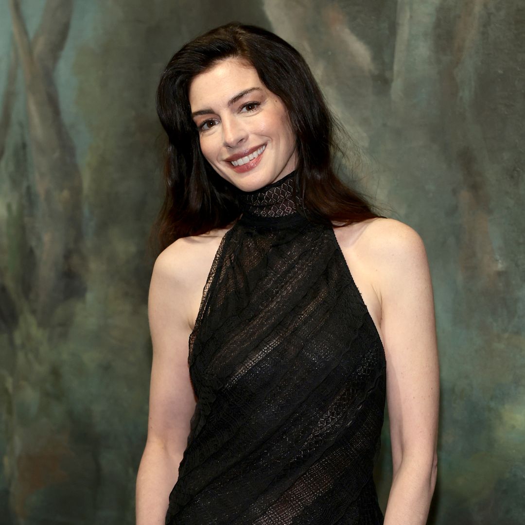 Anne Hathaway, espectacular con sus rizos en el desfile de Ralph Lauren, desvela el peinado tendencia de la primavera