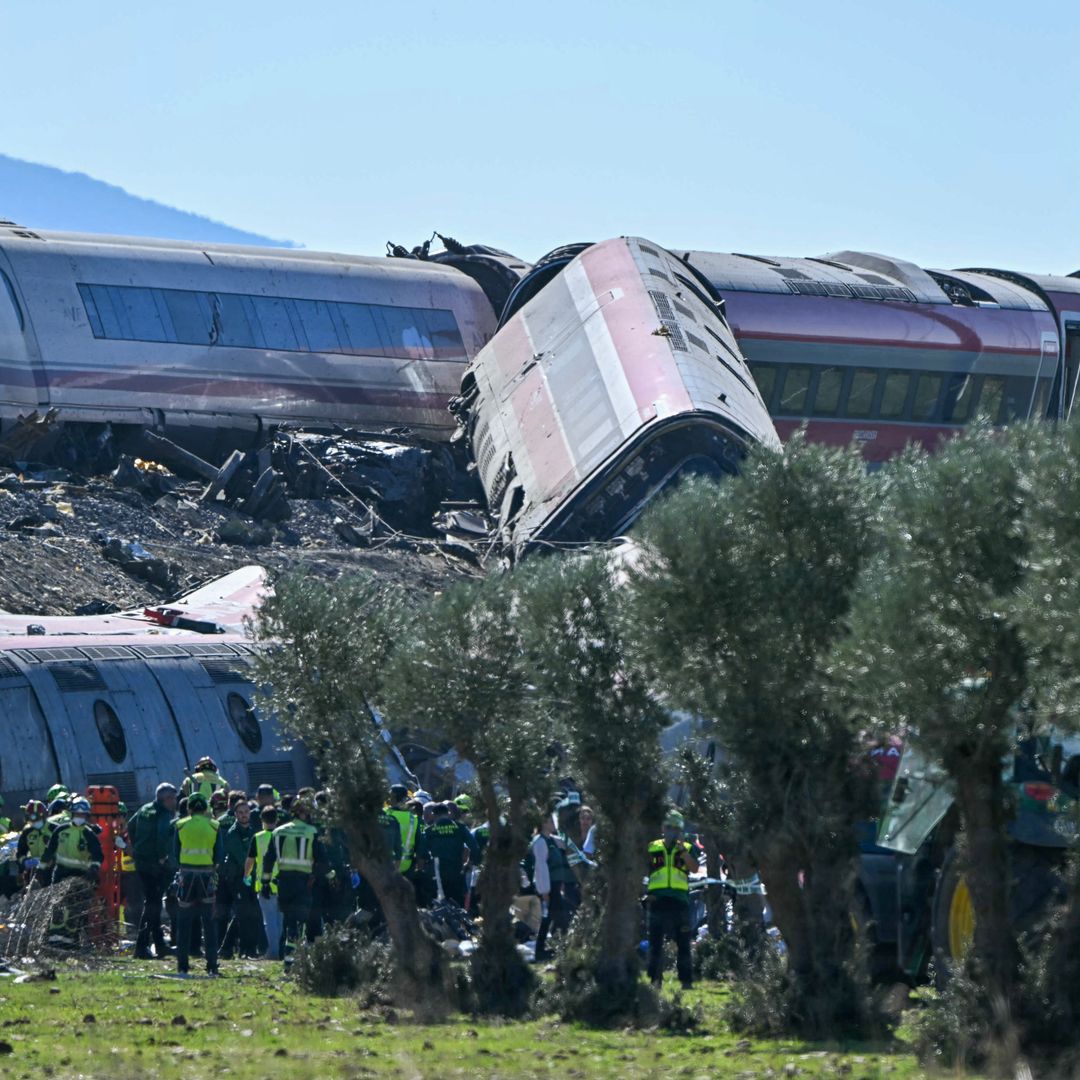 Última hora del accidente de tren: aumenta a 69 los muertos mientras continúan las labores de búsqueda entre los vagones
