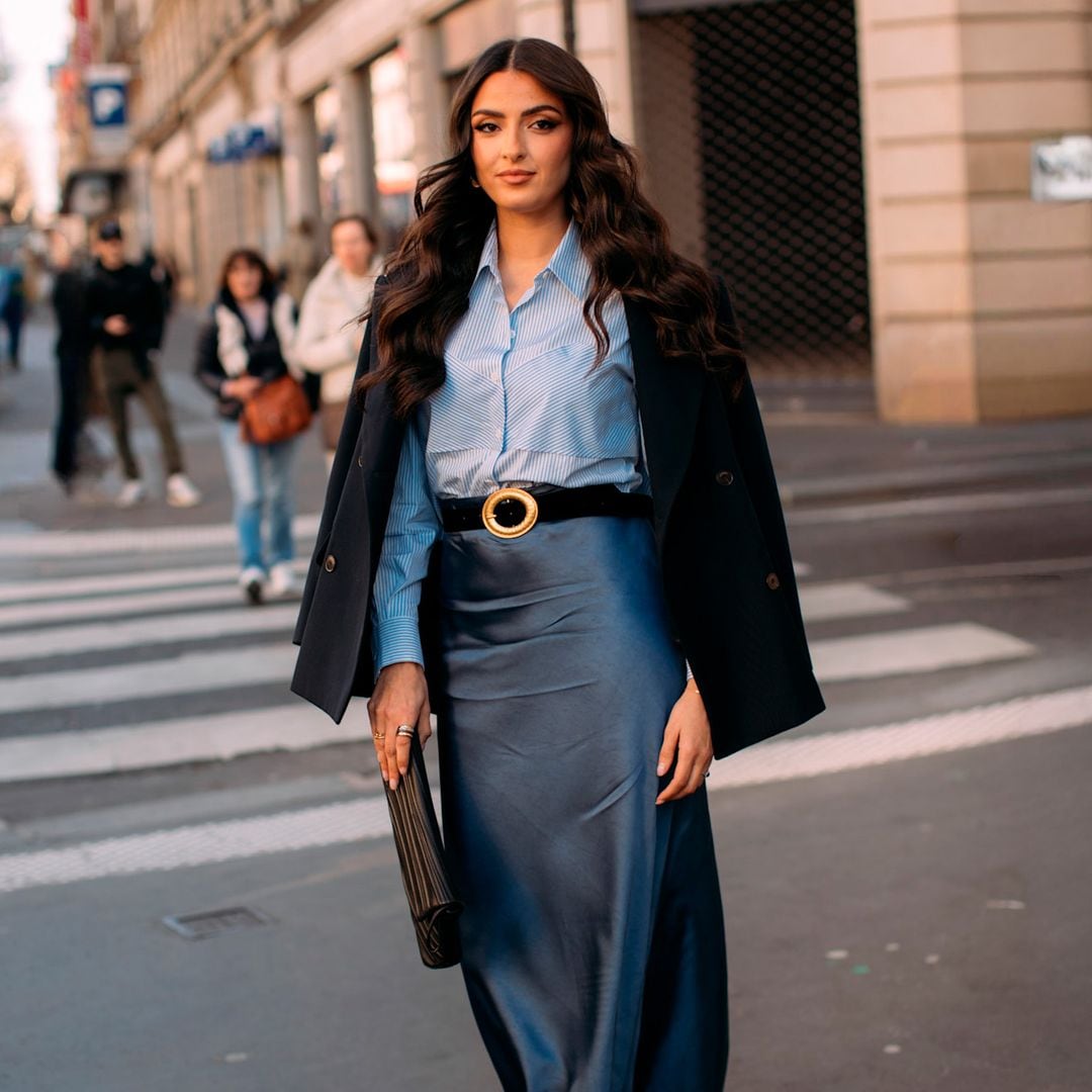 Look con falda midi satinada azul