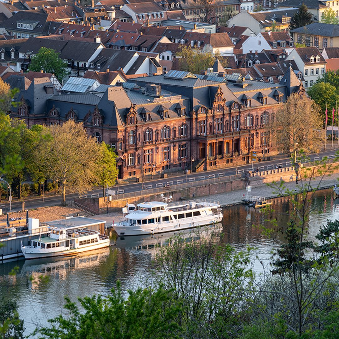 Edificio histórico Stadthalle (ayuntamiento) en Heidelberg a lo largo del río Neckar, Alemania