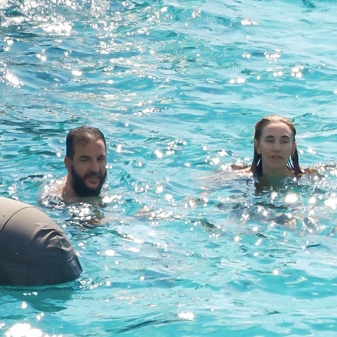 Borja y Blanca disfrutan de un baño en aguas de Mallorca junto a sus hijas pequeñas, Kala, de once años, e India, de cinco