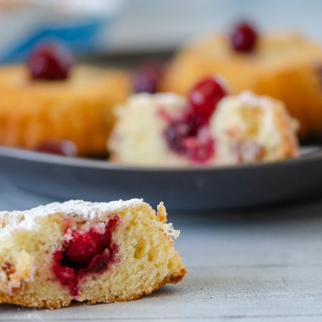 Bizcochitos de vainilla rellenos de 'ricotta' y mermelada de cerezas
