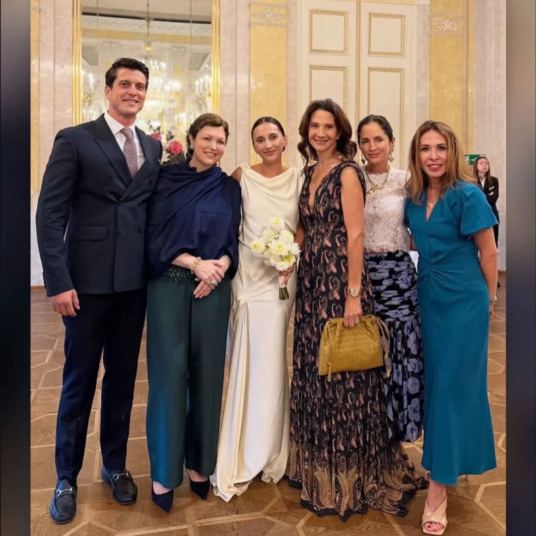 Los novios con sus hermanos