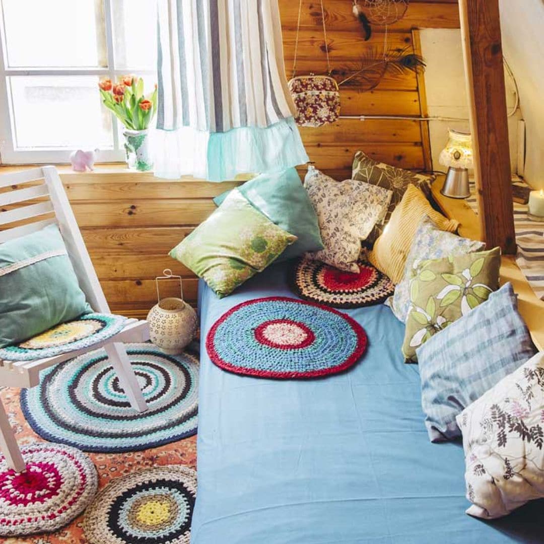 Dormitorio 'aesthetic': la tendencia 'hippie' que inunda de color las habitaciones
