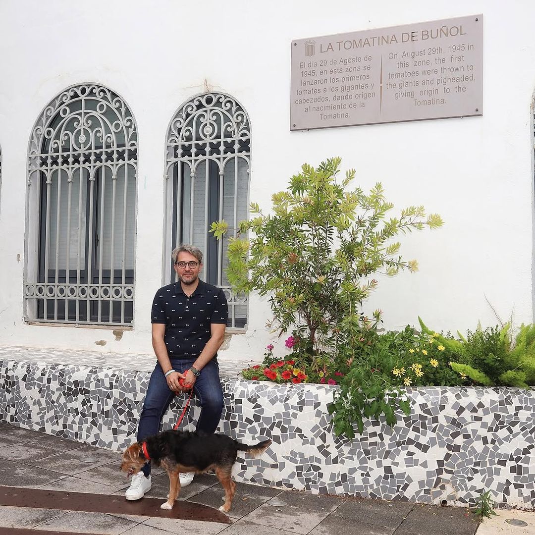 Máximo Huerta en la plaza del Pueblo de Buñol, Valencia
