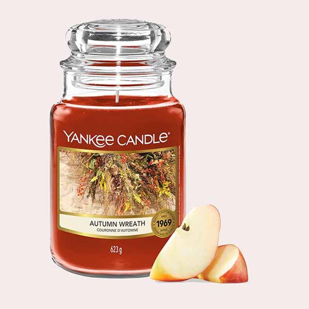 Una vela con aroma a manzana y canela