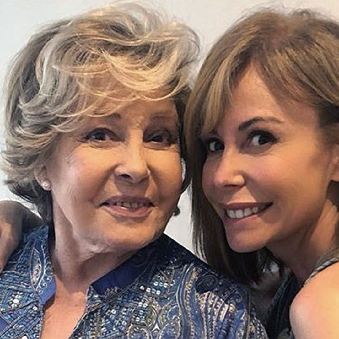 Lara Dibildos, feliz y emocionada en el 87º cumpleaños de su madre, Laura Valenzuela