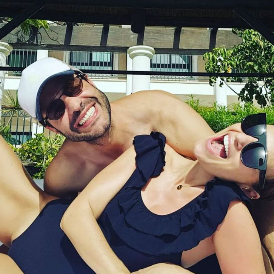 Paula Echevarría y Miguel Torres inauguran la primavera con un divertido posado en bañador