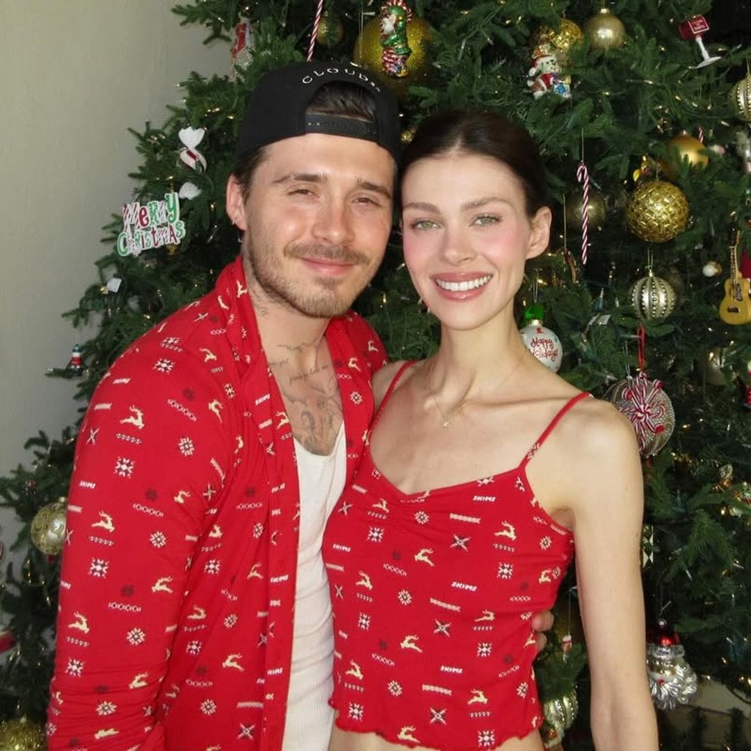 Nicola Peltz y Brooklyn Beckham, coordinados con pijamas navideños en su primera Navidad lejos de los Beckham