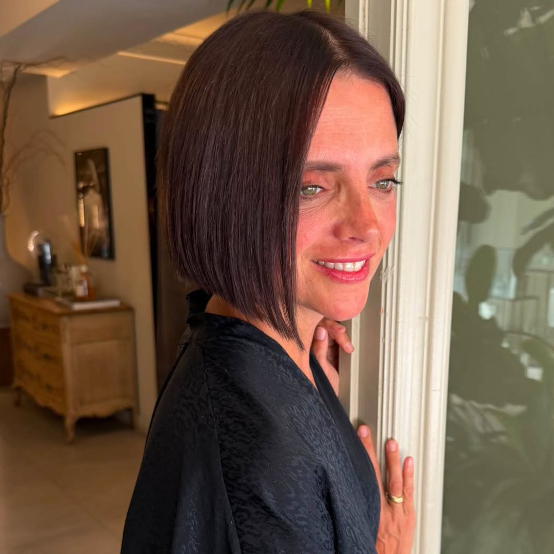 El nuevo microbob de Macarena Gómez: un corte XS que repara todo el daño del verano