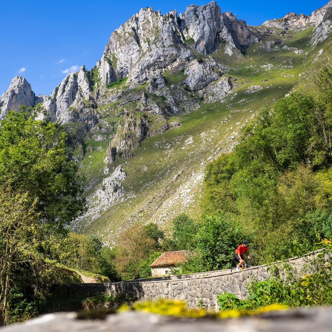 Ciclismo en la carretera de montaña que lleva a la localidad de Sotres, el pueblo más alto de Asturias