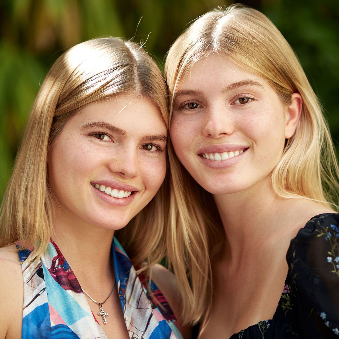 Las hijas del cantante posando para ¡HOLA!, en 2019