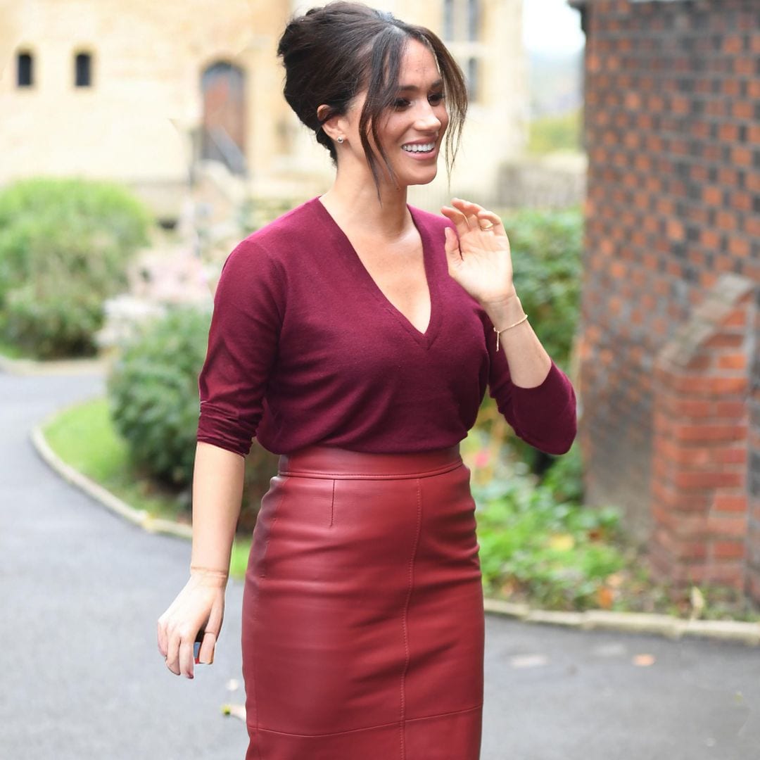 Regresa a Zara la falda burdeos en el tejido 'prohibido' que Meghan Markle se atrevió a llevar en 2019