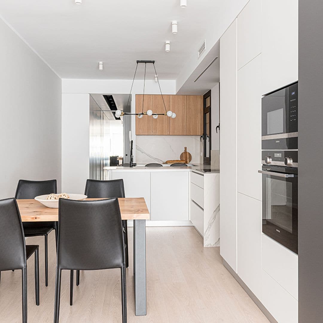 La transformación de un piso de 80 m2 en Barcelona para ganar luz sin desperdiciar centímetros