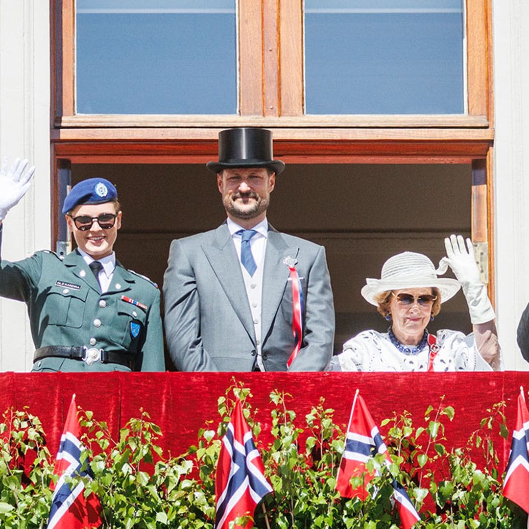 Ingrid de Noruega de uniforme militar en el Día Nacional y usando un complemento que no ha pasado desapercibido