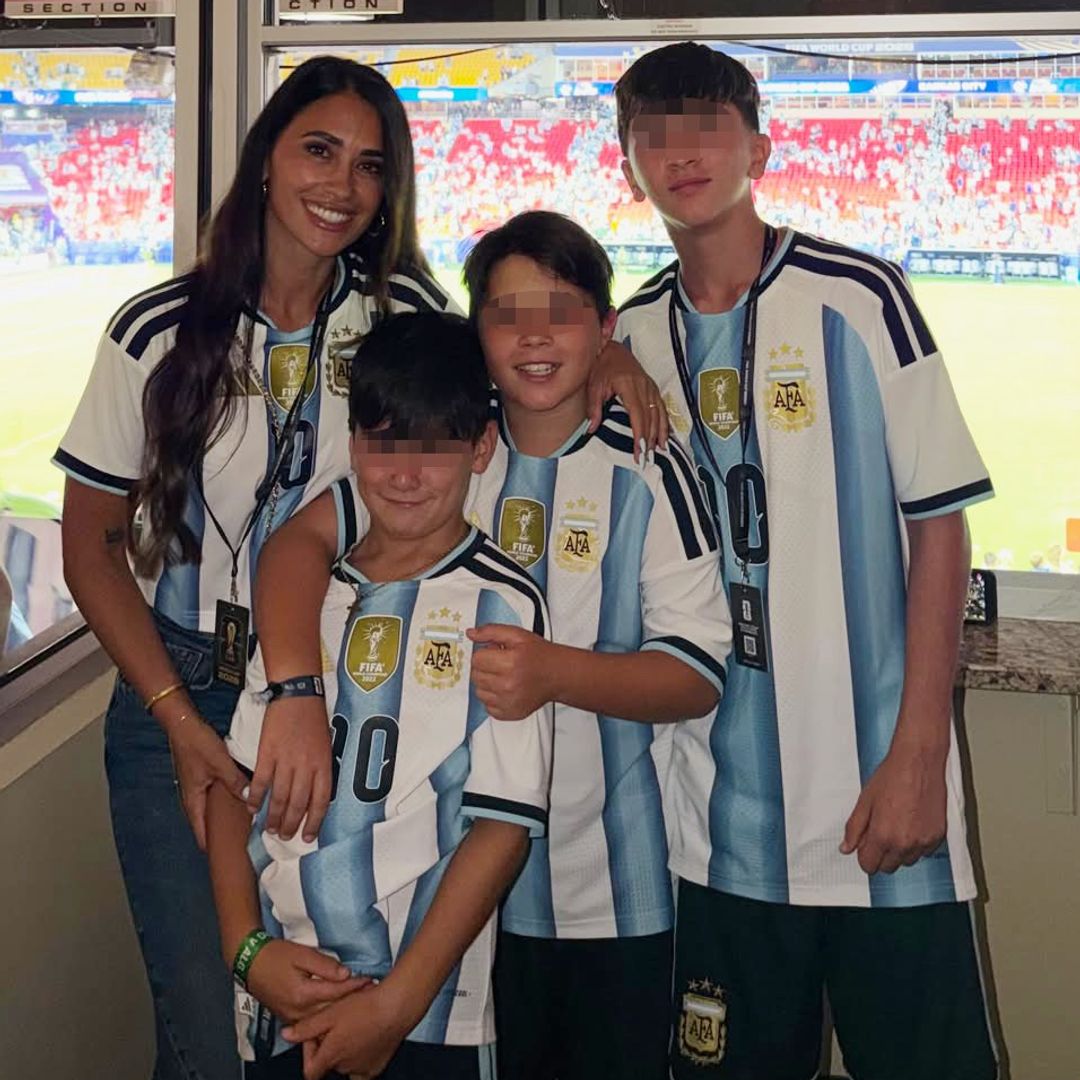 Antonela Roccuzzo, mujer de Messi, celebrando la victoria de Argentina con sus tres hijos