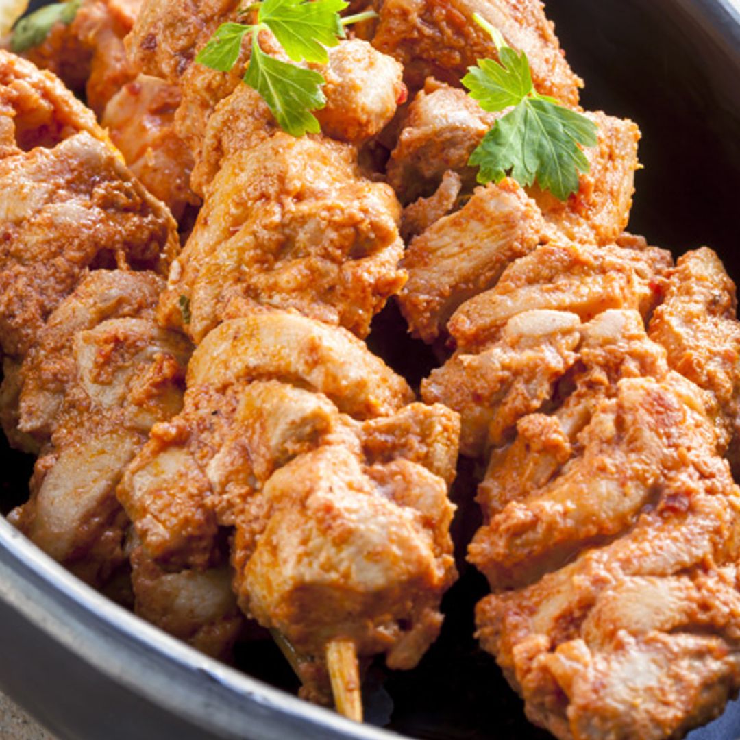 Brochetas de pollo 'tandoori' con salsa de yogur