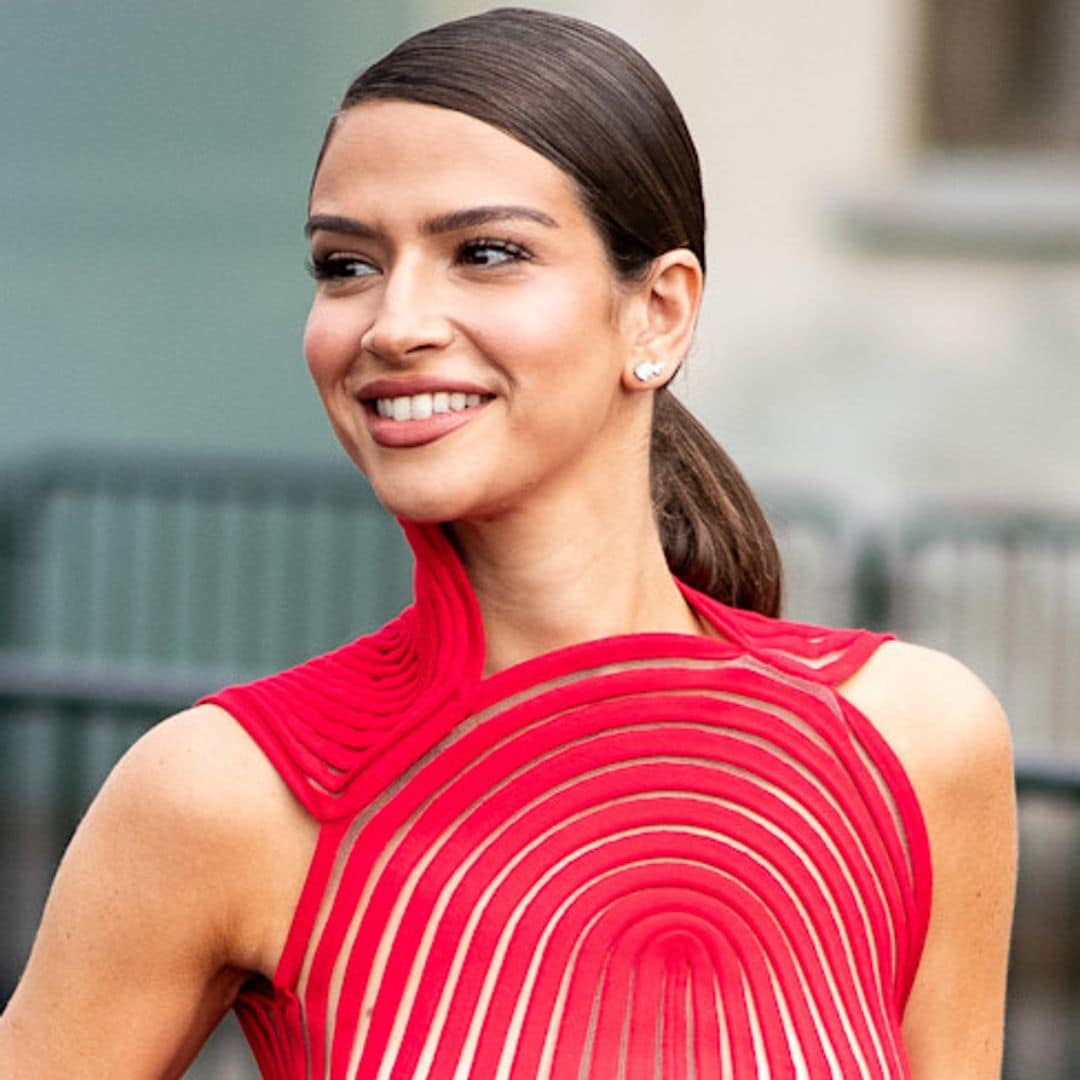 Invitada con vestido rojo en la Semana de la Moda de Milán